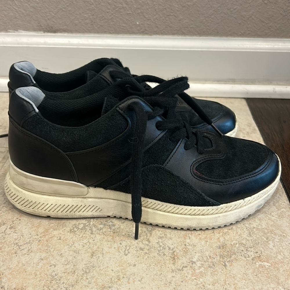 Black leather sneakers cream sole.    Everlane, size 8 US women or 6 US men